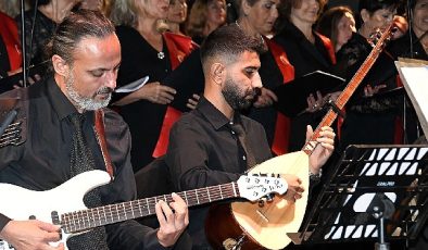 100 kişilik Türk Halk Müziği Cumhuriyet Korosu Kemer’de konser verdi