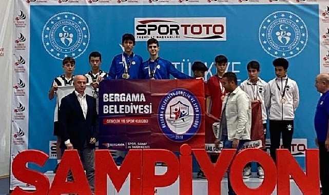 Bergama Belediyesi Badminton Ekibi Muvaffakiyetten Muvaffakiyete Koşuyor