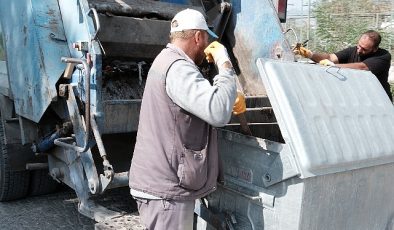 Bergama Belediyesi Çöp Konteynerlerini Temizliyor