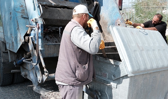 Bergama Belediyesi Çöp Konteynerlerini Temizliyor