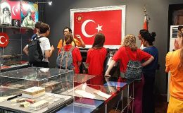 DEÜ Yabancı Asıllı Öğrencilerine Türk Kültürünü Tanıtıyor