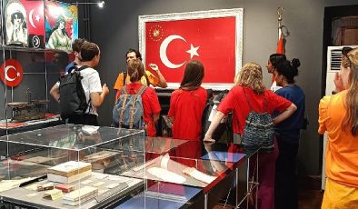 DEÜ Yabancı Asıllı Öğrencilerine Türk Kültürünü Tanıtıyor