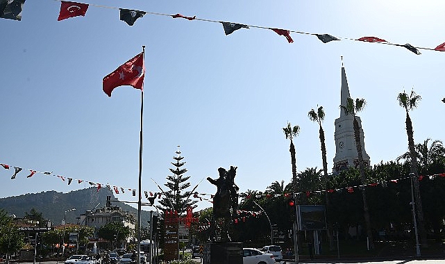 Kemer bayraklarla donatıldı