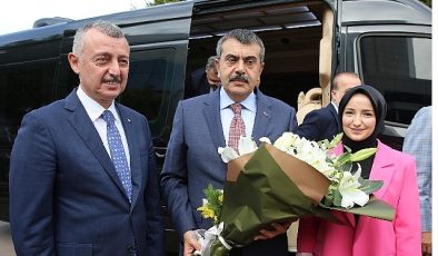 Kocaeli Büyükşehir Belediyesi, Cumhuriyet’in 100. yılında Cumhuriyeti ebediyen yaşatacak gençlere 330 Robotik Kodlama Atölyesi armağan etti