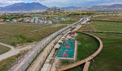 Van sahi yolu’nda peyzaj ve ağaçlandırma çalışması sürüyor