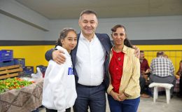 BAŞKAN YÜCEL CUMA PAZARI’NDA ESNAF VE VATANDAŞLARLA BİR ARAYA GELDİ