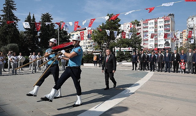 Antalya Büyükşehir’de Atatürk Anıtı’na çelenk sunma merasimi