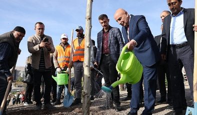 Cumhuriyet’in 100.yılına özel 100 bininci fidan toprakla buluşturuldu