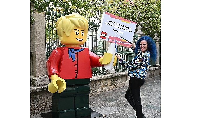 Dev LEGO® minifigürleri kızlara ilham vermek için sokağa çıktı!