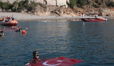 Dünya rekortmeni Şahika Ercümen Antalya’da 100. Yıl için dalış yaptı