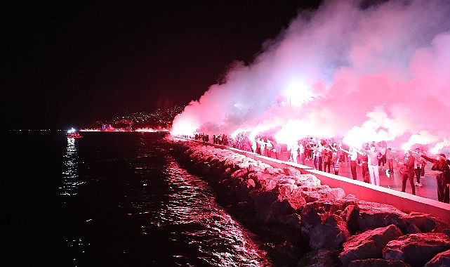 Gemlik’te binlerce meşale Cumhuriyet için yakıldı.