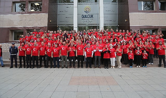 Gölcük Belediyesi Cumhuriyetin 100. Yılında Kırmızı Beyaza büründü