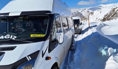 Hakkari’de kar nedeniyle yol kapandı: Araçları kara saplanan 30 kişi mahsur