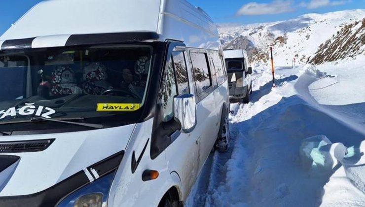 Hakkari’de kar nedeniyle yol kapandı: Araçları kara saplanan 30 kişi mahsur